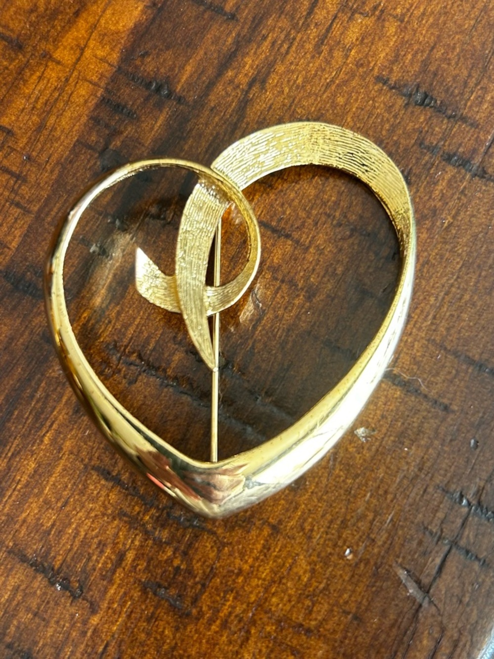 Elegant Gold Heart-Shaped Brooch Pin for Women